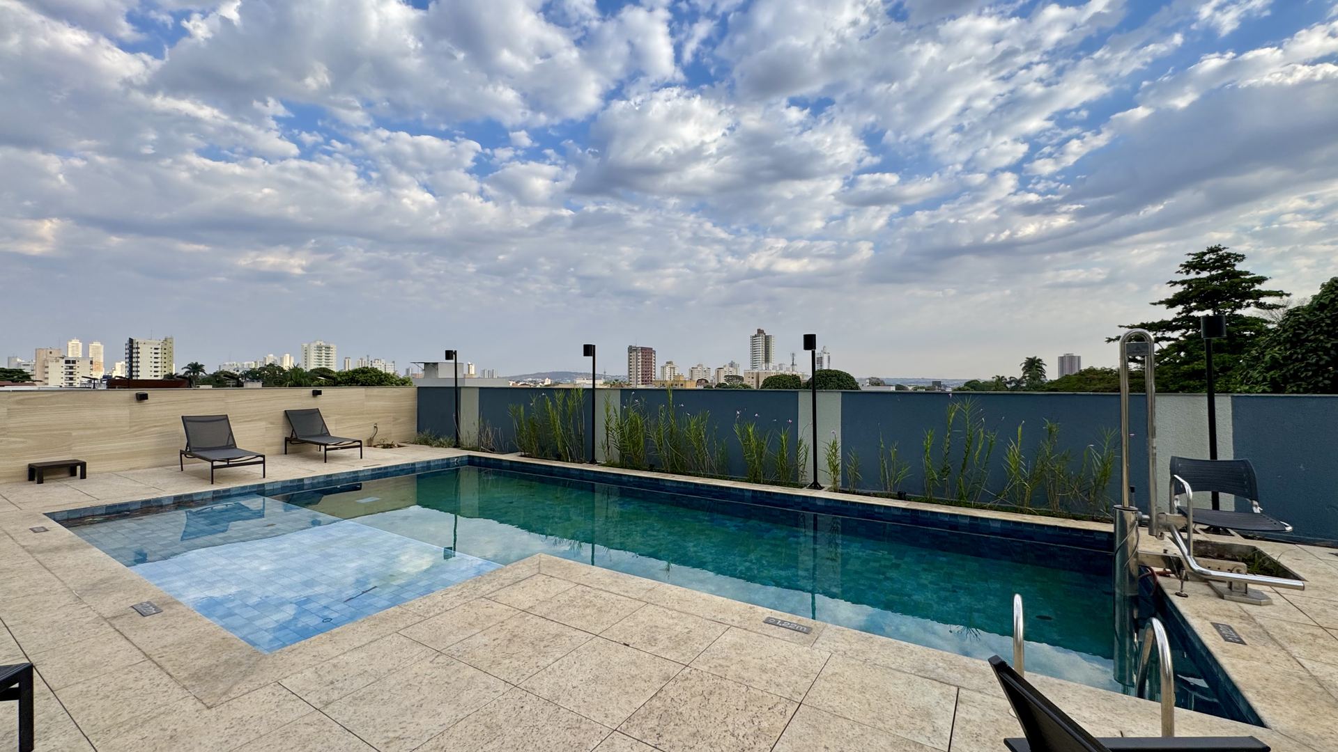 Piscina do condomínio com vista da cidade