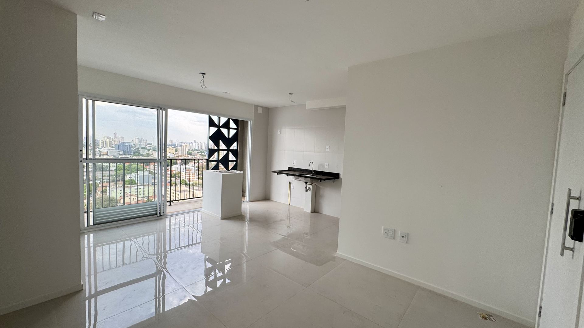 Sala integrada com vista panorâmica de Goiânia